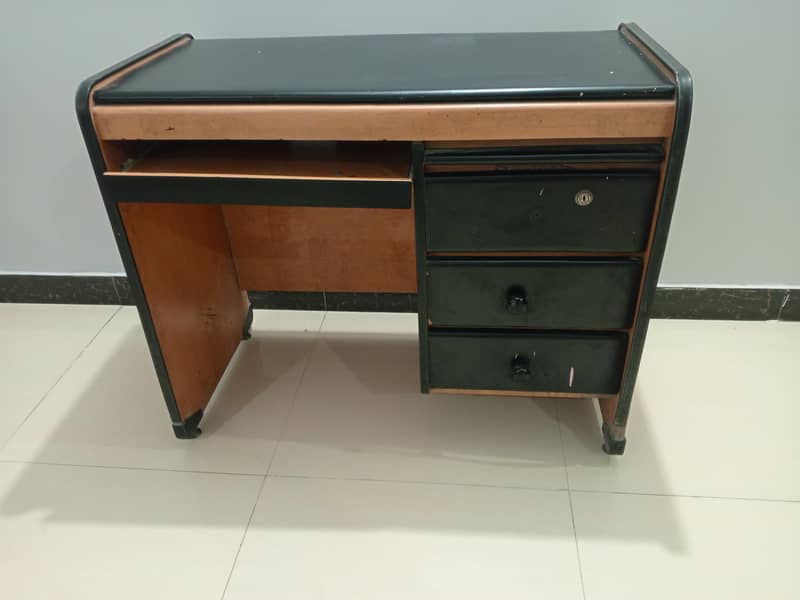 Computer table 0