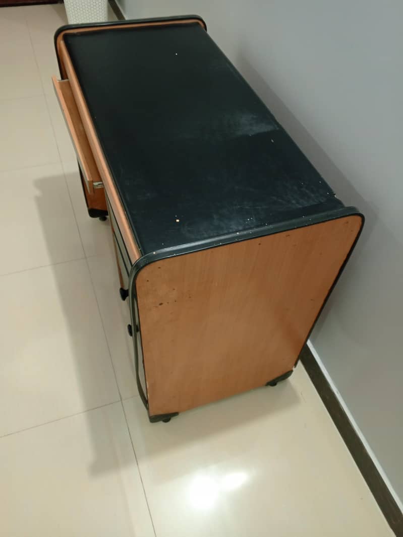 Computer table 1