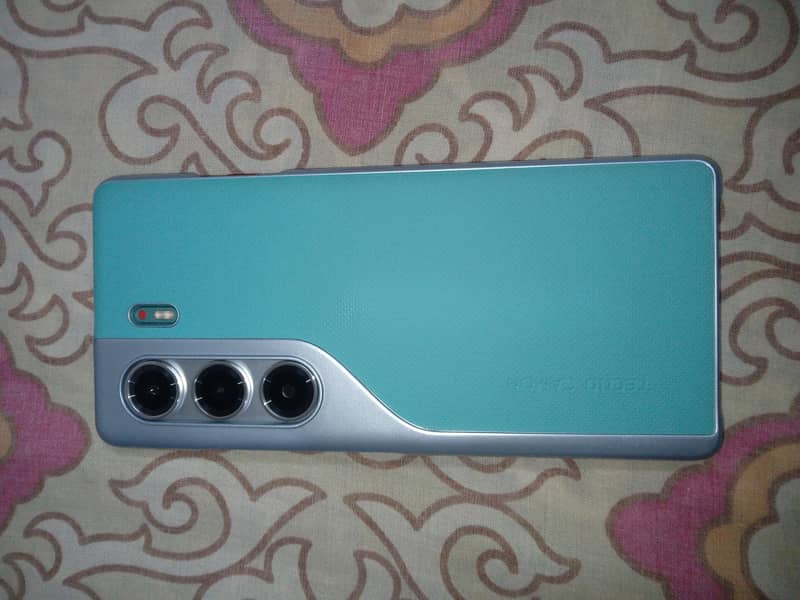 Tecno CAMON 40 Pro 1