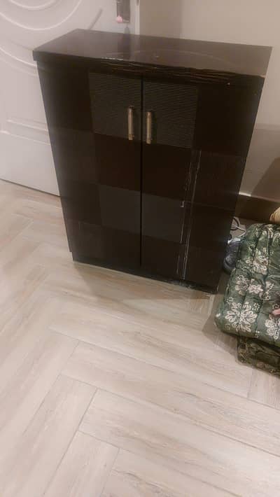 1 small cabinet wooden