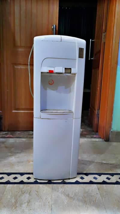 Pel water dispenser with refrigerator