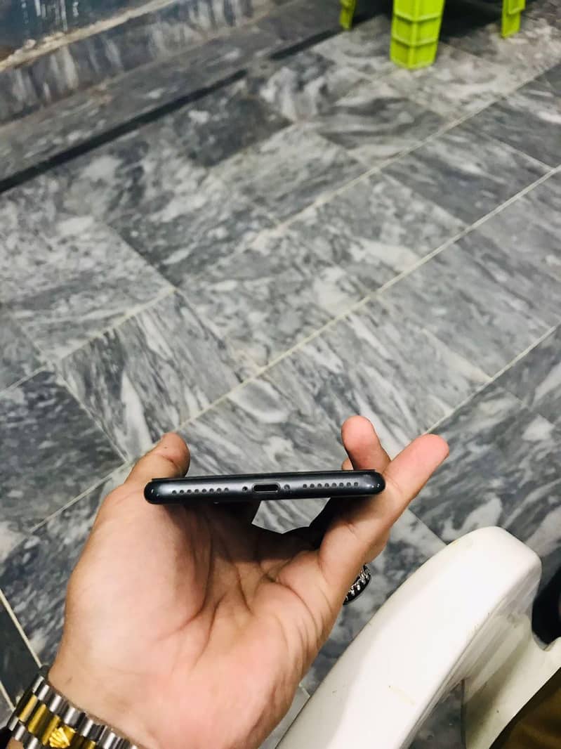 Apple iPhone 8 Plus 5