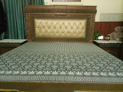 bedroom Furniture sad table and good condition