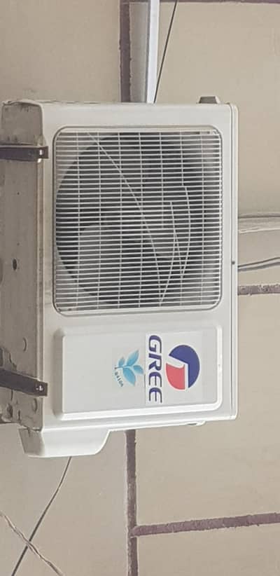 Gree non inverter 1 ton split ac for sale.
