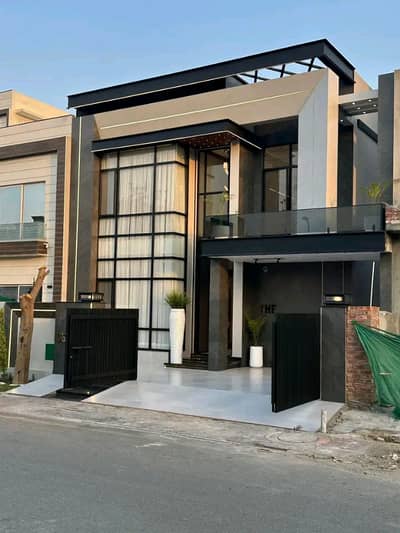 10 Marla Luxury House is Available for Rent in Bahria Town Lahore