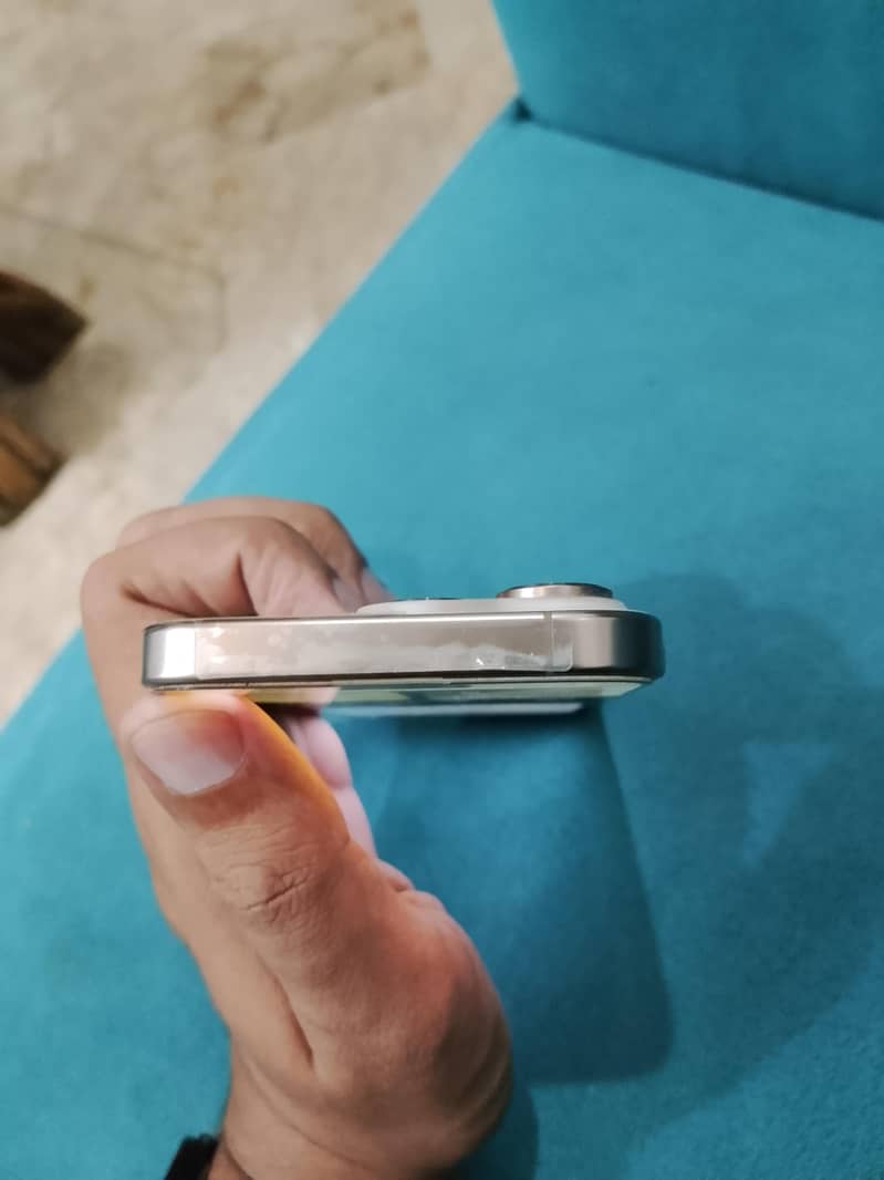Apple iPhone 16 Pro 1