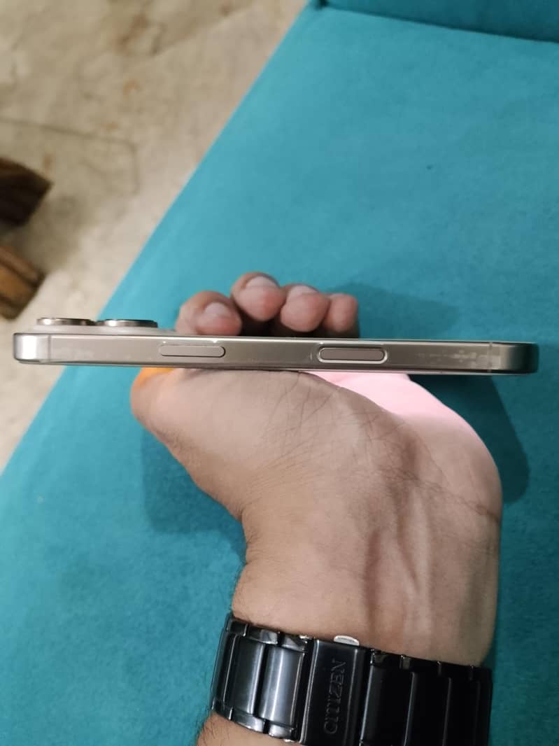 Apple iPhone 16 Pro 2