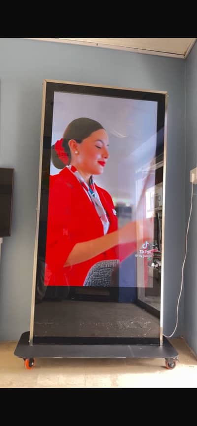 LED STANDEE 4K