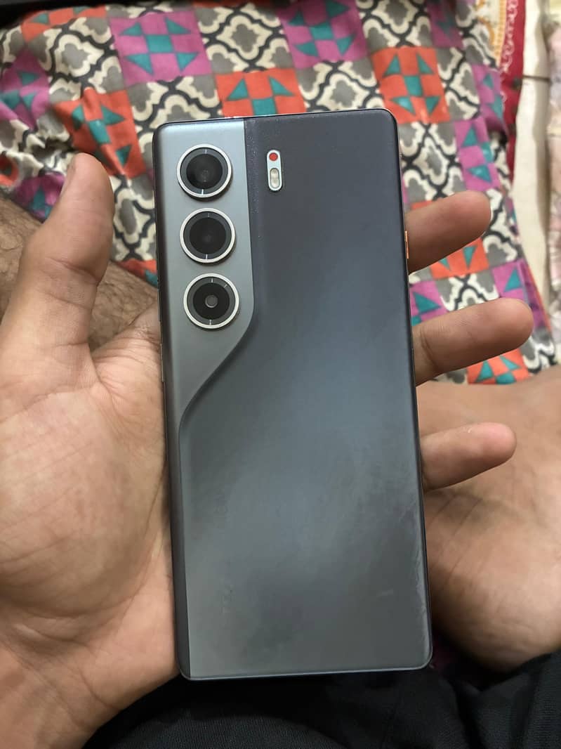 Tecno CAMON 40 Pro 1