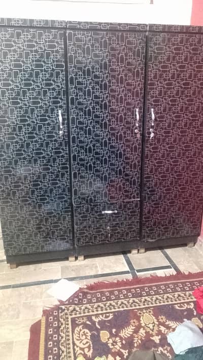 3 door Almari ek dam saf