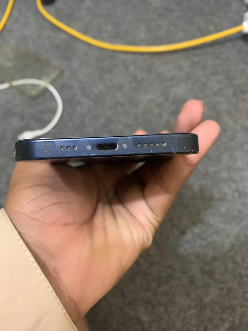 Apple iPhone 12 4