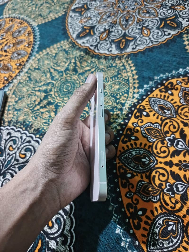 Apple iPhone 13 5