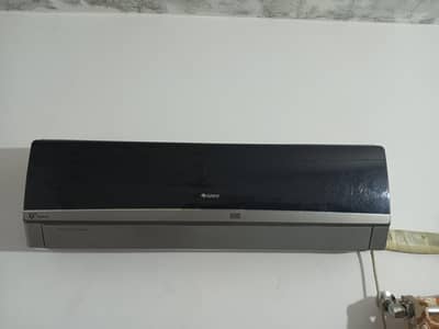 Gree 1 ton used ac ( minor leakage in indoor)