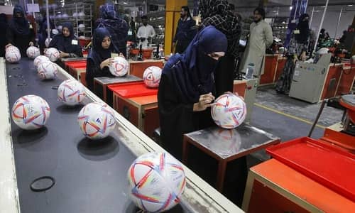 Sialkot sa sport ka saman kisi bi ko  chaiya to Batman ham ko baja Dan