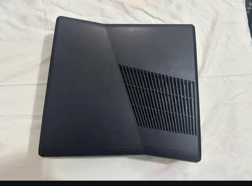 xbox360 slim 10/10 condition 2 controller 1