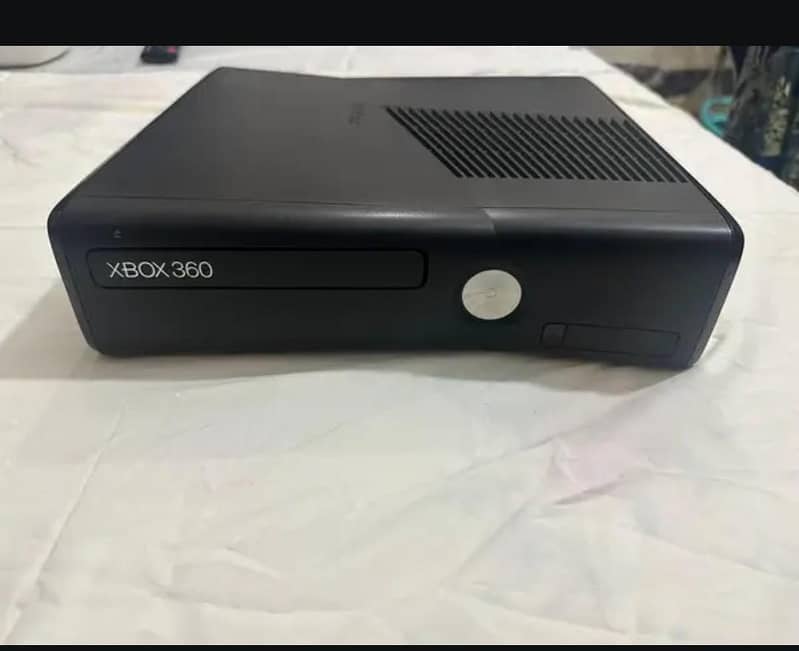 xbox360 slim 10/10 condition 2 controller 2