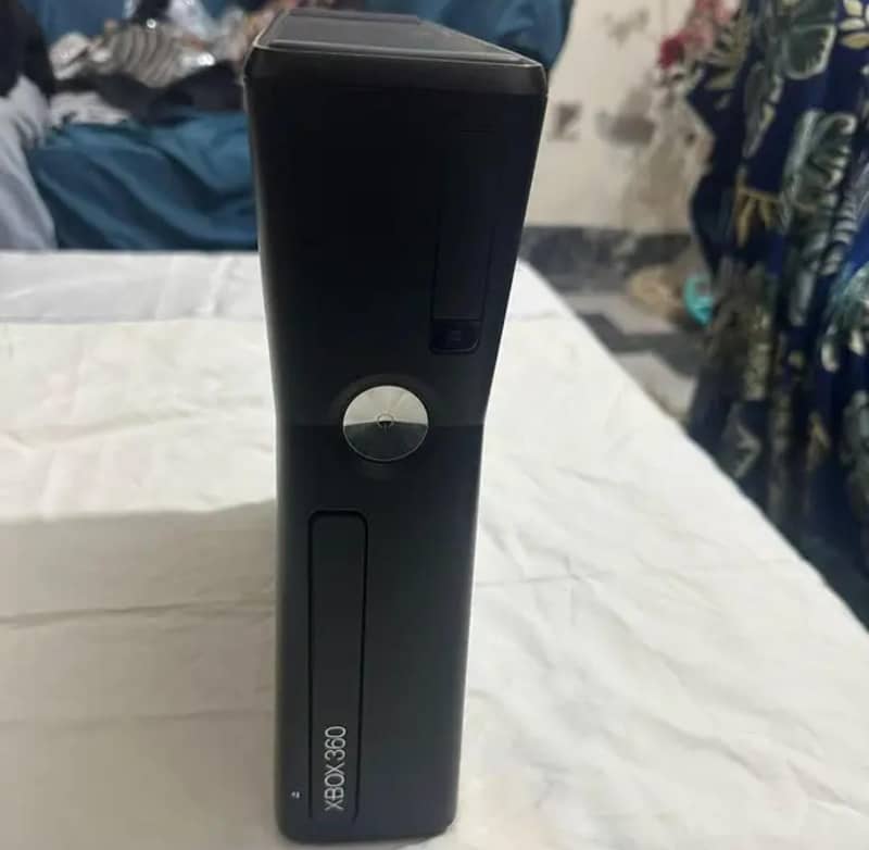 xbox360 slim 10/10 condition 2 controller 3