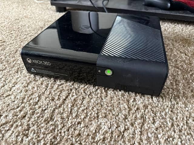 Xbox 360 with Controller & LCD 1