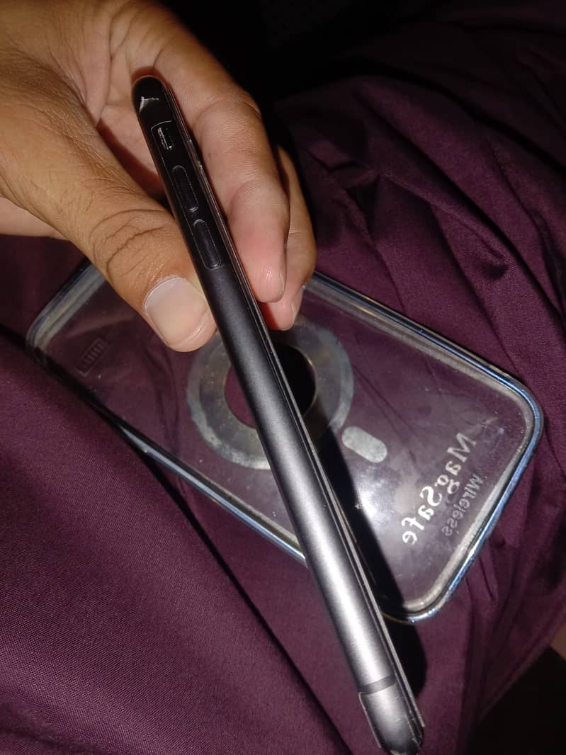 Apple iPhone 11 4