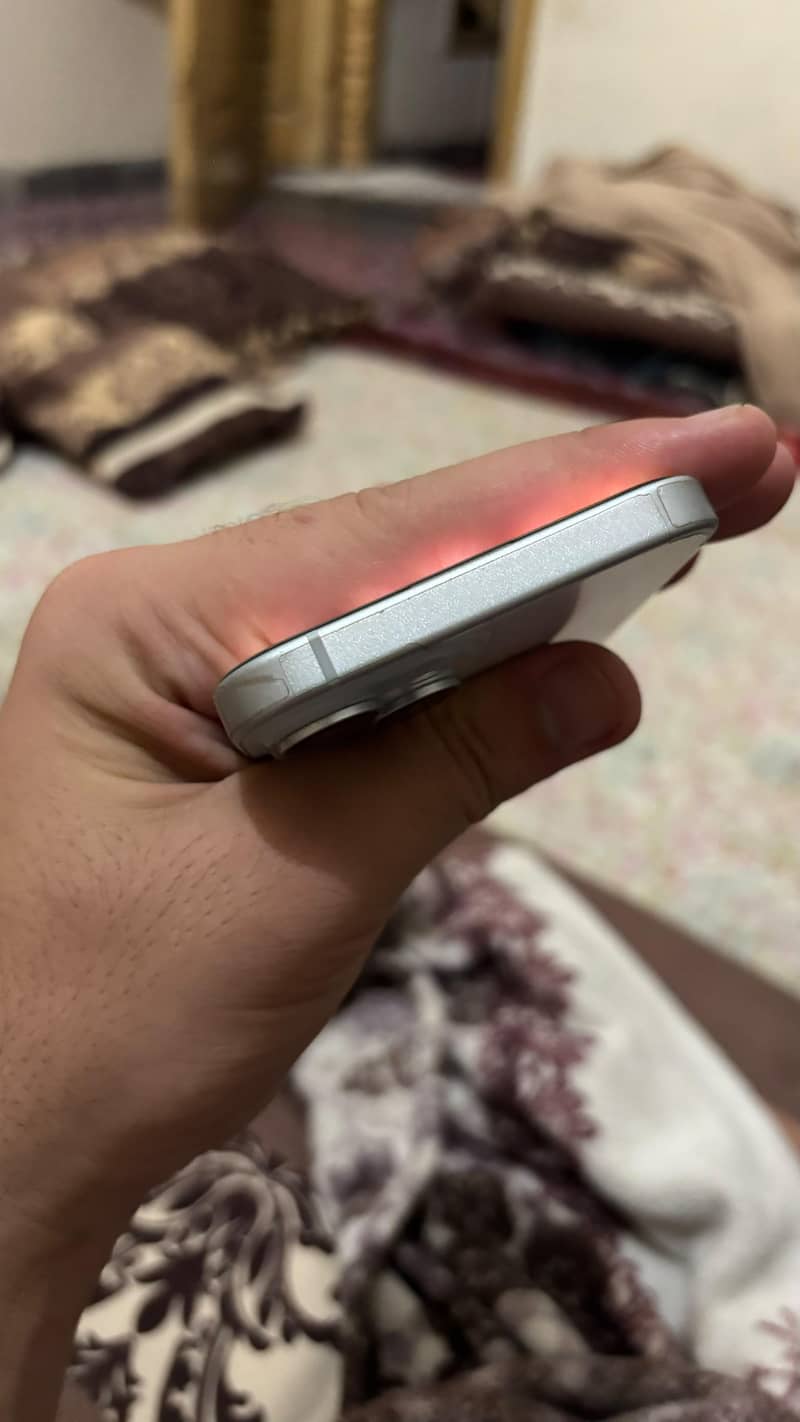 Apple iPhone 15 4