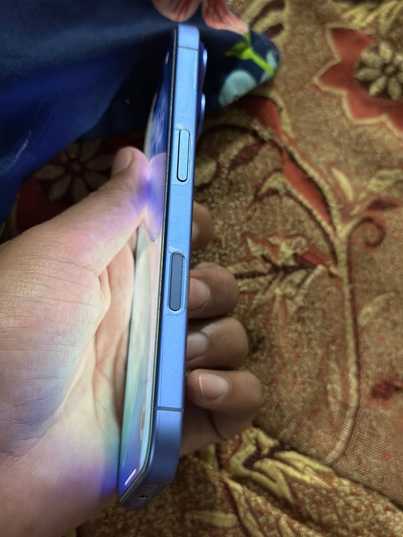 Apple iPhone 16 2