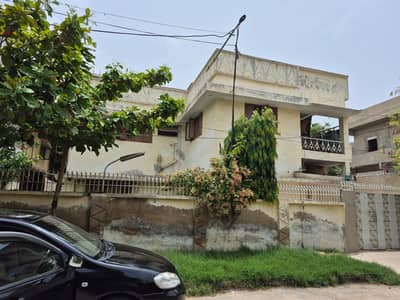In Gulshan-E-Iqbal - Block 10 400 Square Yards House For Sale