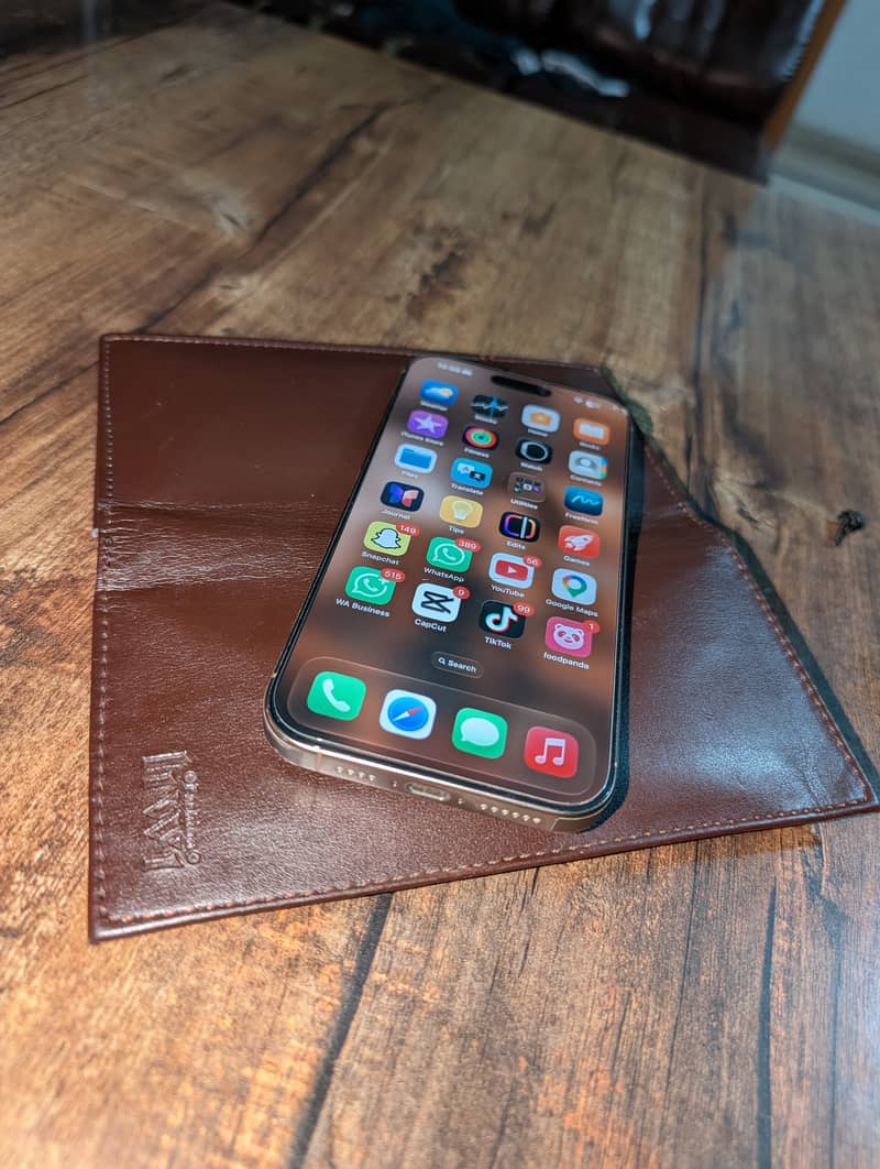 Apple iPhone 16 Pro Max 0