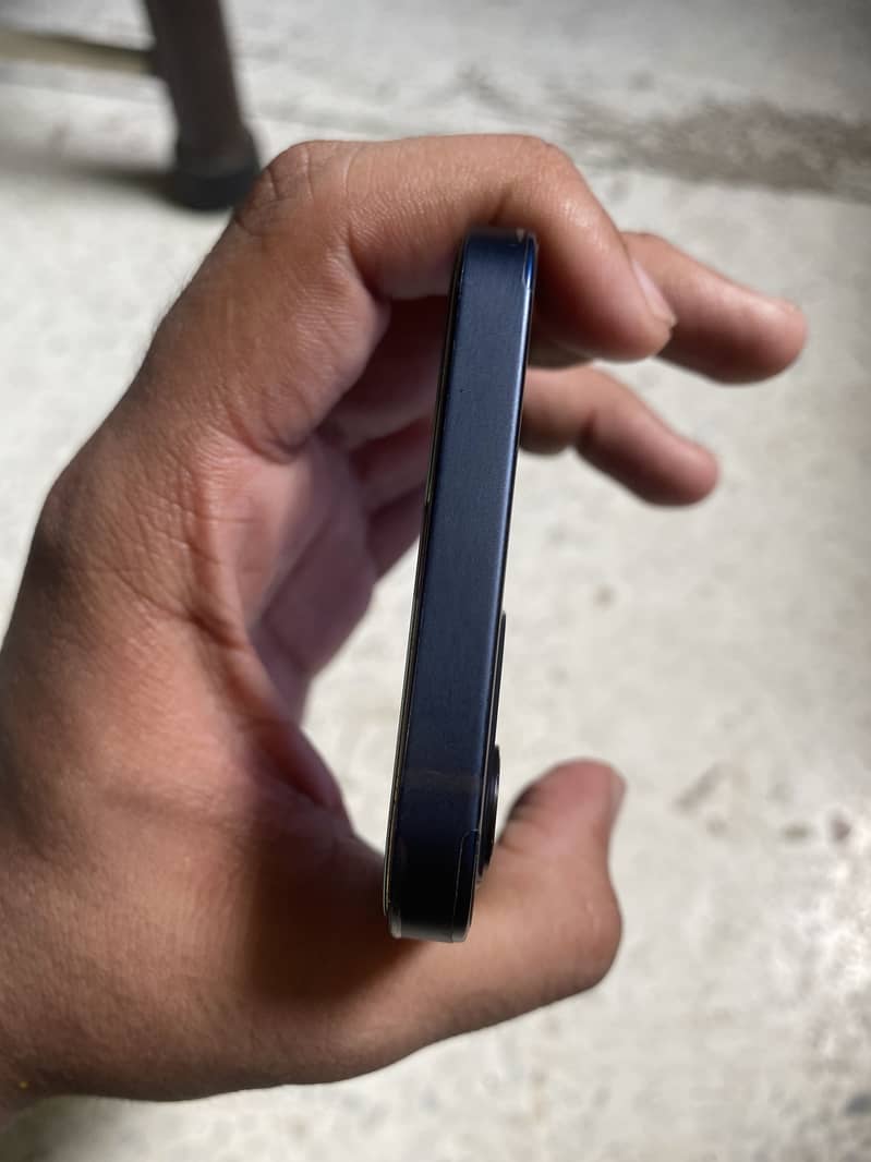 Apple iPhone 12 4