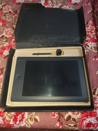 Wacom Intuos Pro Large (PTH-851) tablet /// digital illustration Photo