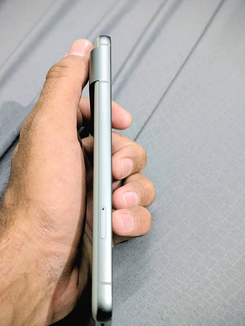 Google Pixel 8 4