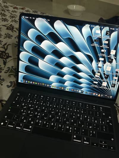 MacBook Air M3 (13.6-inch) 512GB SSD - 125 Cycle Count - Like New