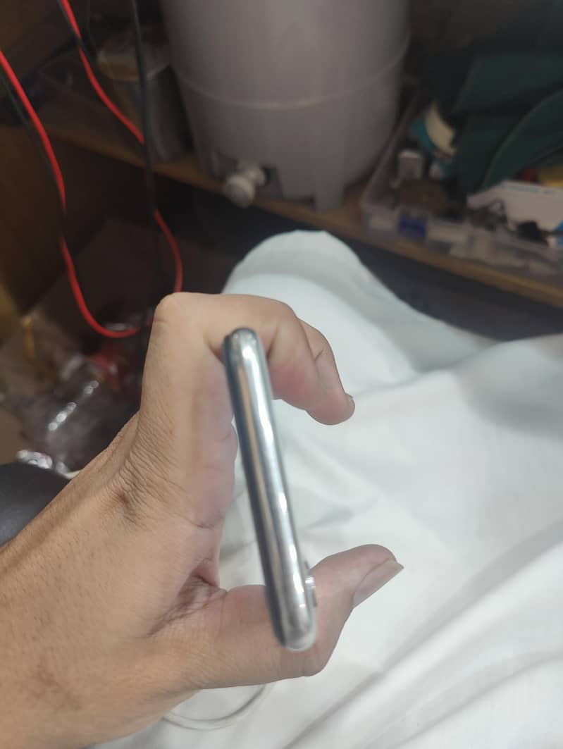 Apple iPhone X 4