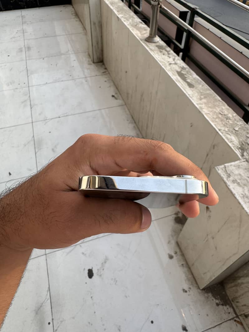 Apple iPhone 13 Pro 2