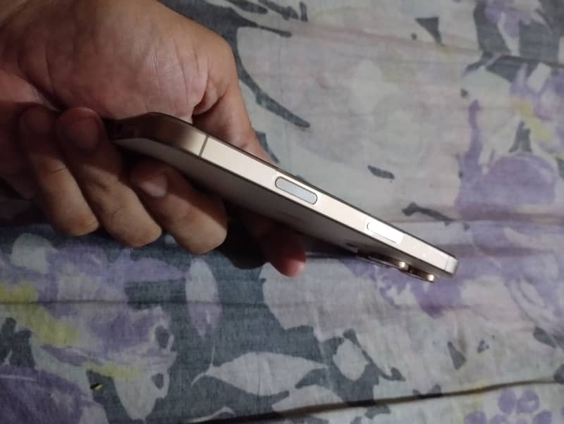 Apple iPhone 16 Pro 3