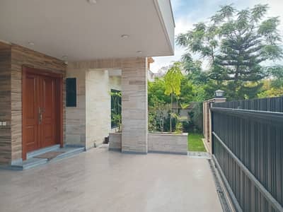 1 Kanal Luxury House Available For Rent