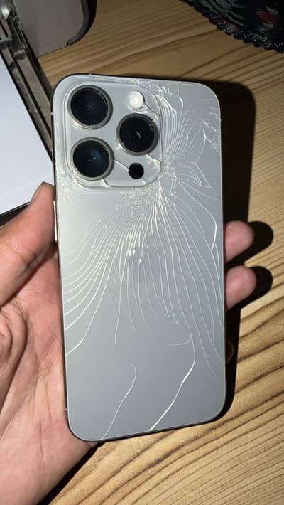 Iphone 15 Pro, Chance Phone, Back broken