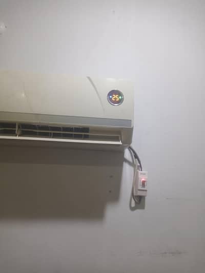 1 ton AC bilkul chil condition mein hai okay Kisi kism ka 03001310419