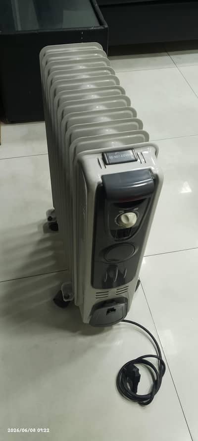 Electrolux oil heater featuring 8 white fins.