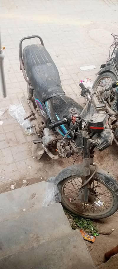 70 bike picture mein aap condition dekh sakte ho khadi rahti hai