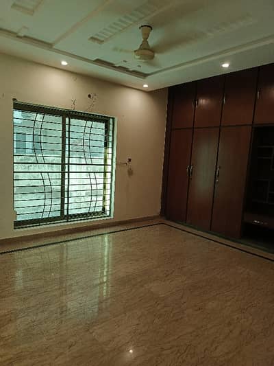 10 Marla House Located At Model Town Link Road