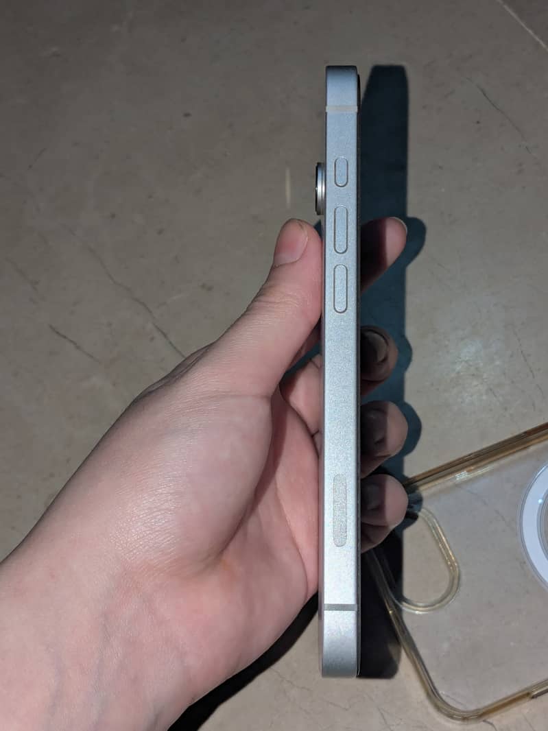 Apple iPhone 16e 0