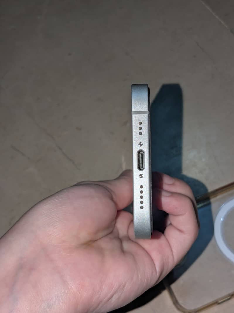 Apple iPhone 16e 1