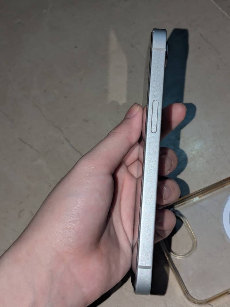 Apple iPhone 16e 4