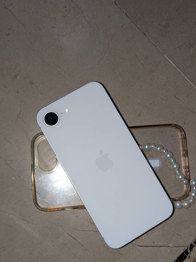 Apple iPhone 16e 5