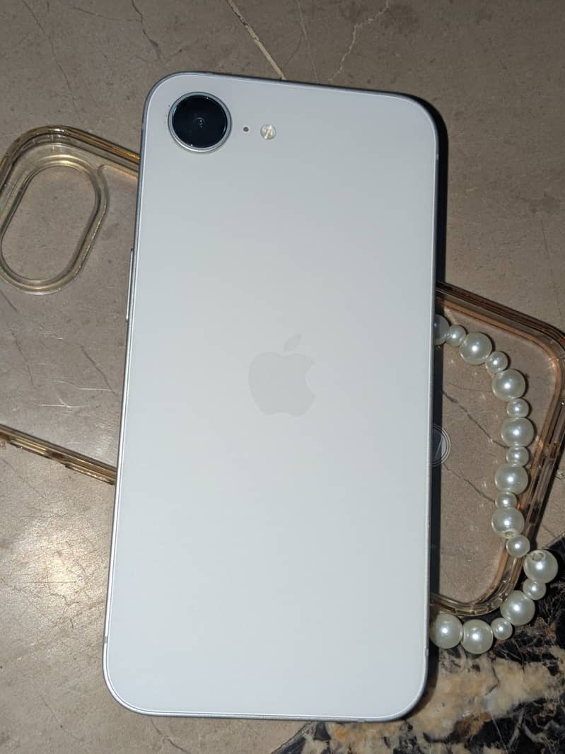 Apple iPhone 16e 6