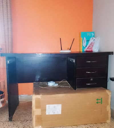 Desk & Chair Set – Excellent Condition!