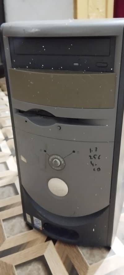Wonderful desktop it's price is 35000 but now it's only in offer 15000