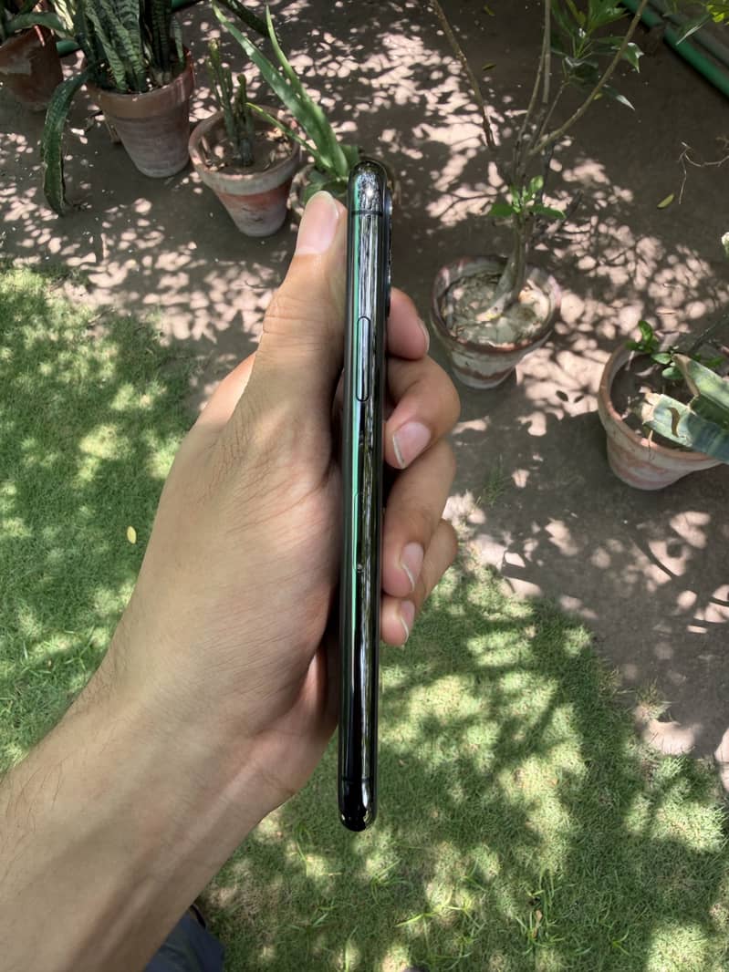 Apple iPhone 11 pro 4