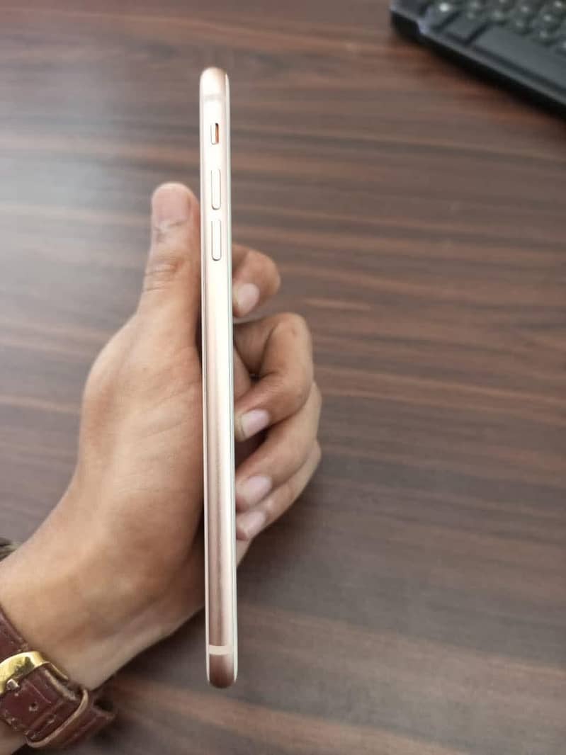 Apple iPhone 8 Plus 4