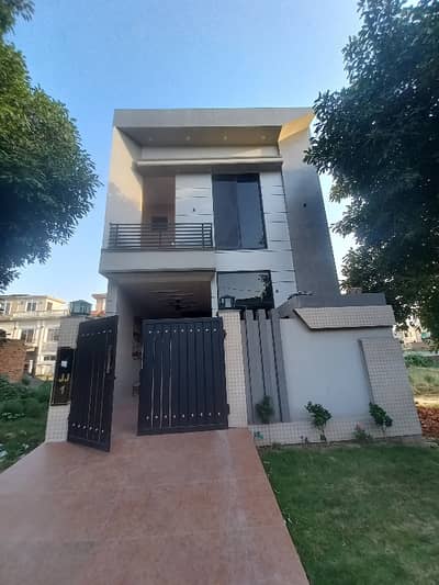 5.5 Marla Brand New Luxurious House At Main 80 Feet Road Of Formanites Housing Scheme!